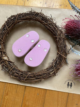 Load image into Gallery viewer, Target Kids girls size 4 thongs sandals pink floral, EUC