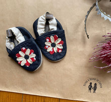 Load image into Gallery viewer, Tommy Tickle! baby girl size S (0-6 months) blue soft sole shoes flower, VGUC
