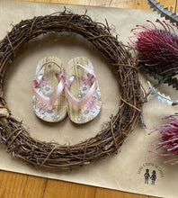 Load image into Gallery viewer, Target Kids girls size 4 thongs sandals pink floral, EUC