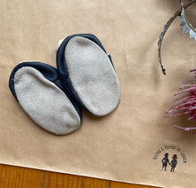 Load image into Gallery viewer, Tommy Tickle! baby girl size S (0-6 months) blue soft sole shoes flower, VGUC