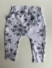 Load image into Gallery viewer, Bonds baby size 3-6 months white black silver stars leggings, VGUC
