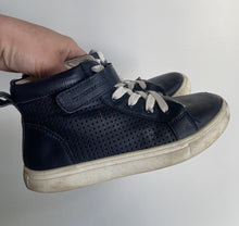 Load image into Gallery viewer, Country Road kids boys size 33 blue lace up sneaker high-tops, GUC
