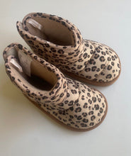 Load image into Gallery viewer, H&amp;M baby girl size EUR 22/US 6 beige brown leopard print slippers boots, EUC
