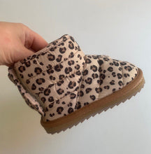 Load image into Gallery viewer, H&amp;M baby girl size EUR 22/US 6 beige brown leopard print slippers boots, EUC
