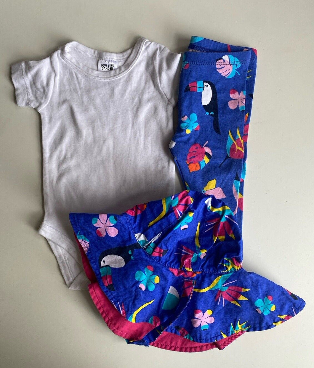 Target baby size 0-3 months white top blue toucan leggings hat set, VGUC