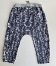 Load image into Gallery viewer, Bonds baby boy size 12-18 months grey black patterned leggings pants, GUC
