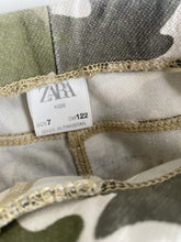 Load image into Gallery viewer, Zara Kids size 7 green beige camo pull on straight legs pants, VGUC
