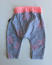 Load image into Gallery viewer, Bonds baby girl size 0-3 months grey pink stars leggings pants, VGUC
