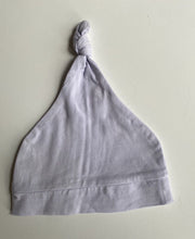 Load image into Gallery viewer, Snuggle Hunny Kids baby size approx. 0-3 months grey knotted beanie hat, VGUC
