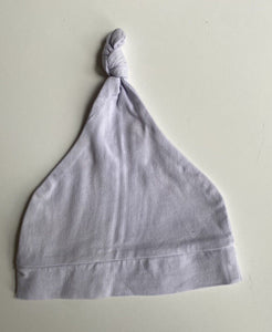 Snuggle Hunny Kids baby size approx. 0-3 months grey knotted beanie hat, VGUC