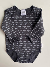 Load image into Gallery viewer, Bonds baby size 0-3 months dark grey white triangles long sleeve top, VGUC
