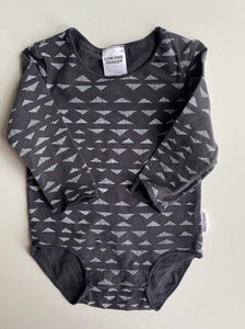 Bonds baby size 0-3 months dark grey white triangles long sleeve top, VGUC