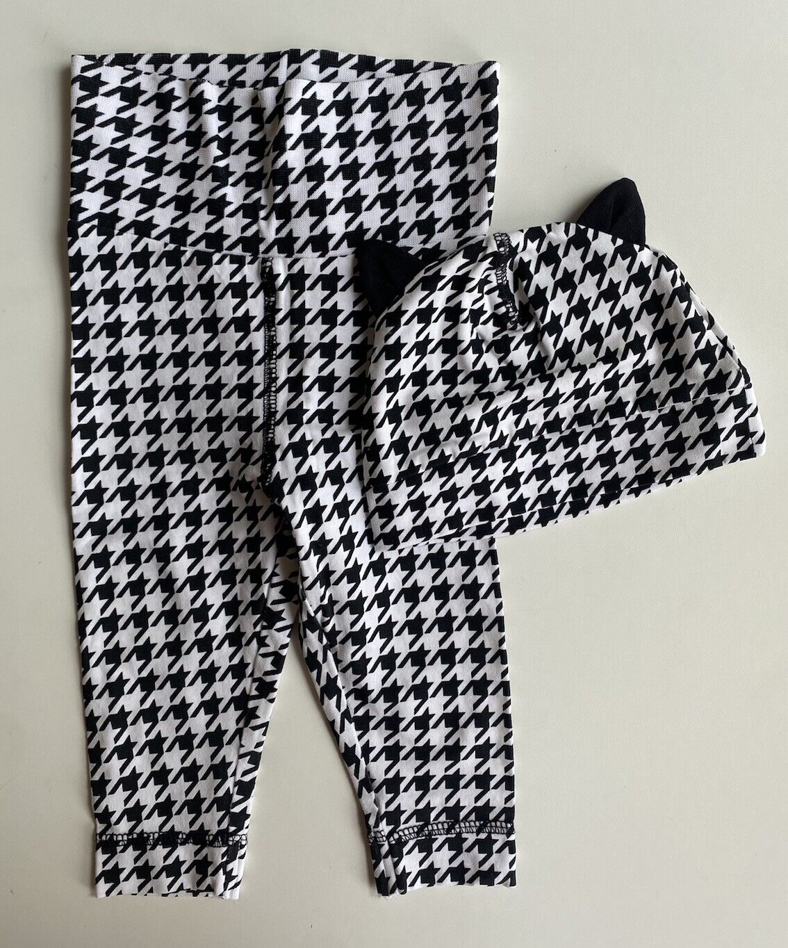 H M baby girl size 0 3 months black white houndstooth leggings beanie set EUC