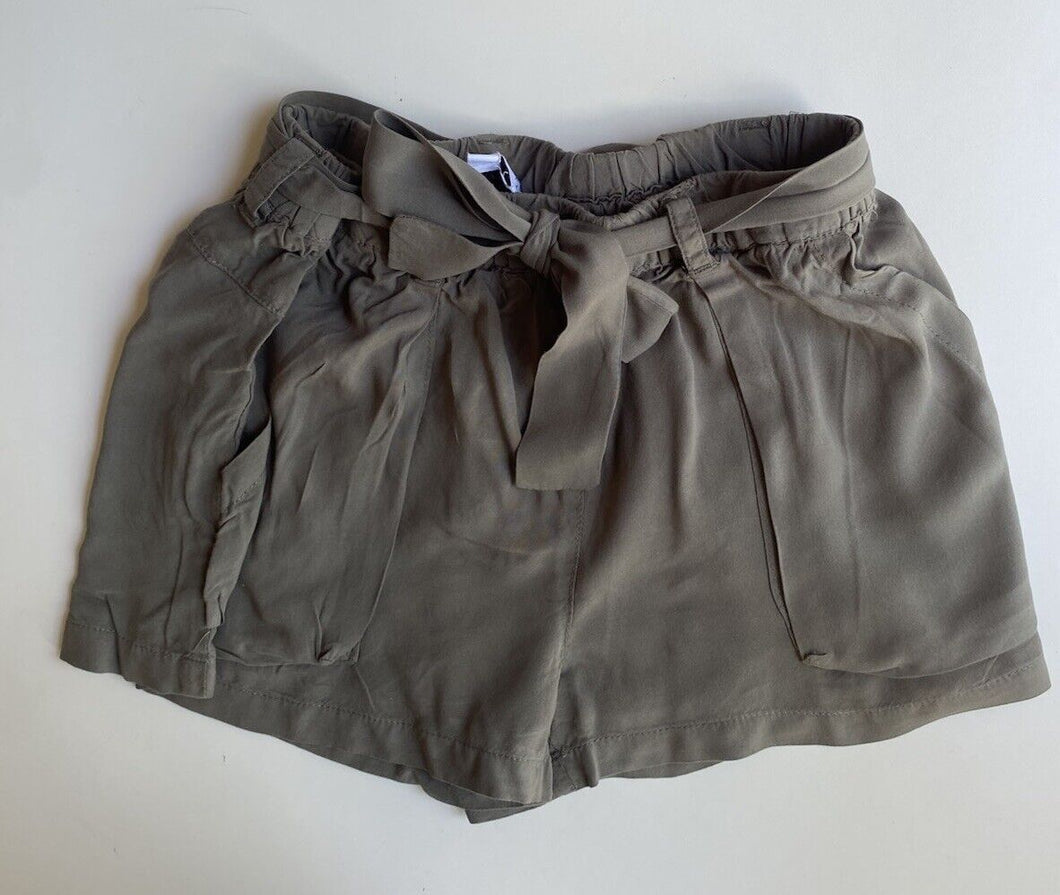 Witchery Kids girls size 10 olive green belted shorts, VGUC