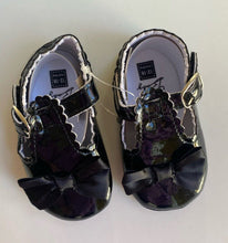 Load image into Gallery viewer, Unbranded baby size 12-18 months black patent leather t-bar shoes bows, BNWT
