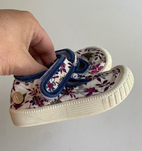 Walnut kids toddler girls size 21 purple white floral canvas shoes, VGUC