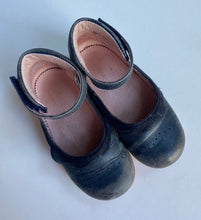 Load image into Gallery viewer, Jacadi kids girls size EUR 24 navy blue Mary Jane shoes leather, play condition
