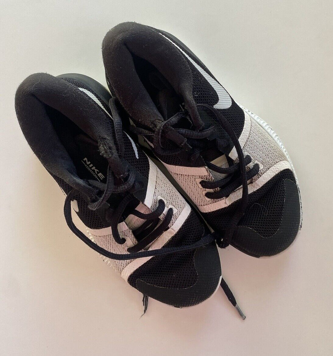 Nike kids size US 12/EUR black white lace up sneakers shoes runne