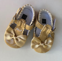 Load image into Gallery viewer, Unbranded baby girl size 6-12 months tan patent leather t-bar shoes bow, VGUC
