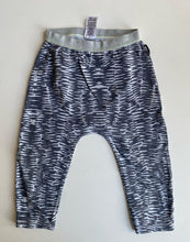 Load image into Gallery viewer, Bonds baby boy size 12-18 months grey black patterned leggings pants, GUC
