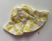 Load image into Gallery viewer, Obaibi baby girl size 45 (6-12 months) white yellow floral sun hat, VGUC
