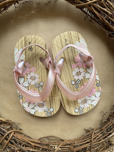 Target Kids girls size 4 thongs sandals pink floral, EUC