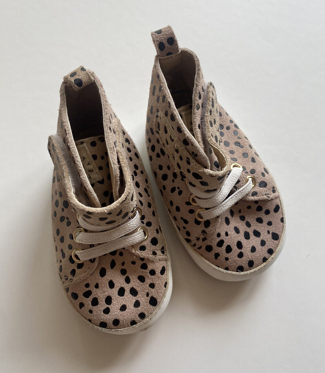 Pretty Brave baby girl size M (6-12 months) beige spotted soft sole shoes, VGUC