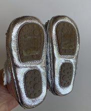 Load image into Gallery viewer, Angel&#39;s Face baby girl size EUR 18/US 3 silver bow Mary Jane shoes, BNWT
