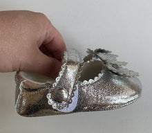 Load image into Gallery viewer, Angel&#39;s Face baby girl size EUR 18/US 3 silver bow Mary Jane shoes, BNWT
