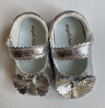 Load image into Gallery viewer, Angel&#39;s Face baby girl size EUR 18/US 3 silver bow Mary Jane shoes, BNWT
