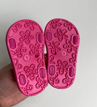 Load image into Gallery viewer, Tiptoes baby girl size 1 pink jelly sandals hearts shoes, VGUC
