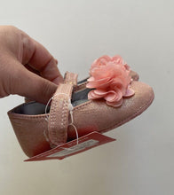 Load image into Gallery viewer, Ollie&#39;s Place baby girl size 17 pink glitter flower soft sole shoes, BNWT
