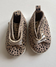 Load image into Gallery viewer, Pretty Brave baby girl size M (6-12 months) beige spotted soft sole shoes, VGUC
