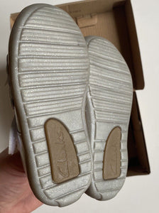 Clarks kids girls size UK 5 silver metallic Mary Jane shoes bows, BNWT