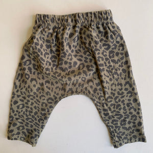 Cotton On baby size 3-6 months green black leopard print leggings pants, VGUC