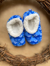 Load image into Gallery viewer, Slumbies baby boy size 3-6 months slipper shoes blue cars warm lining, VGUC
