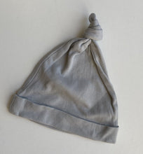 Load image into Gallery viewer, Sapling baby unisex size S (approx. 0-6 months) grey knotted beanie hat, VGUC
