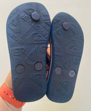 Load image into Gallery viewer, Quiksilver kids size 8 navy blue multicolour thongs flip flops shoes, EUC
