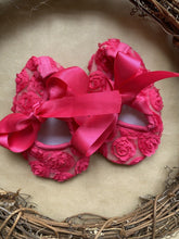 Load image into Gallery viewer, Unbranded baby girl size 3-6 months pink floral lace bow shoes
