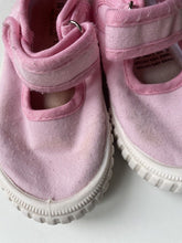 Load image into Gallery viewer, Walnut kids girls size 26 pale pink canvas pull on shoes, GUC
