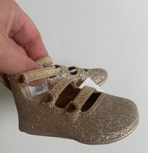 Load image into Gallery viewer, Ollie&#39;s Place baby girl size 6-12 months gold glitter party shoes soft sole BNWT
