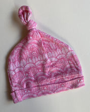 Load image into Gallery viewer, Wilson &amp; Frenchy baby girl size Medium pink white patterned hat beanie, VGUC
