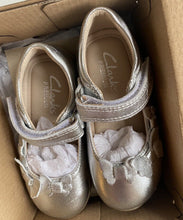 Load image into Gallery viewer, Clarks kids girls size UK 5 silver metallic Mary Jane shoes bows, BNWT
